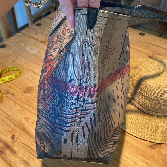 🎉 AUTHENTIC BURBERRY REVERSIBLE DOODLE CANVAS TOTE‼️ - Picture 5 of 17